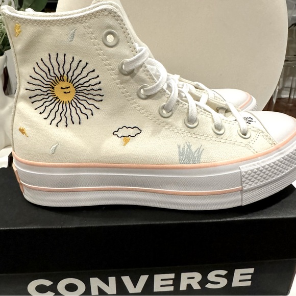 Converse Shoes - New in box, Chuck Taylor Converse Platform, xtra high top. Sz 7, Rare sun design